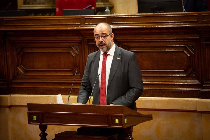 El conseller d'Interior del Govern de la Generalitat de Catalunya, Miquel Buch, intervé durant una sessió plenria, al Parlament en la qual es debat la gestió de la crisi sanitria de la covid-19 i la reconstrucció de Catalunya.