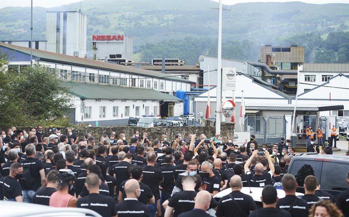 Trabajadores de Nissan Barcelona ante la fábrica de la compañía en Los Corrales de Buelna, Cantabria (España)