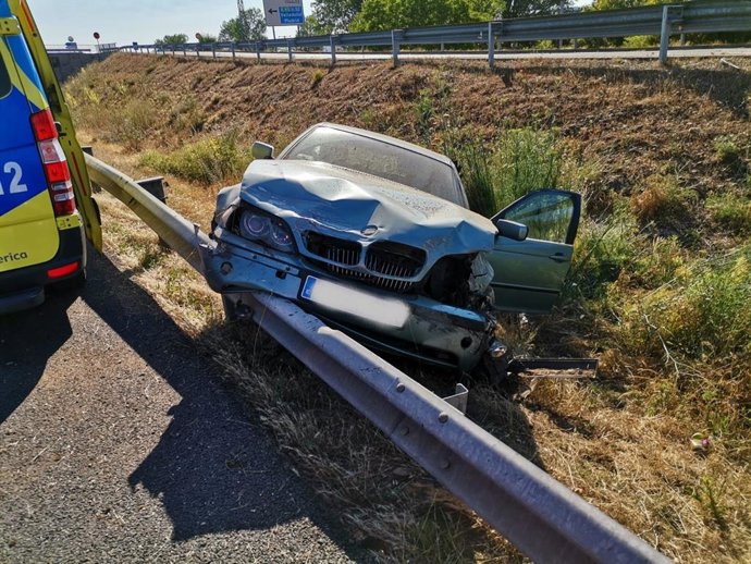 Turismo accidentado en la A-62 a la altura de Cabezón de Pisuerga (Valladolid).