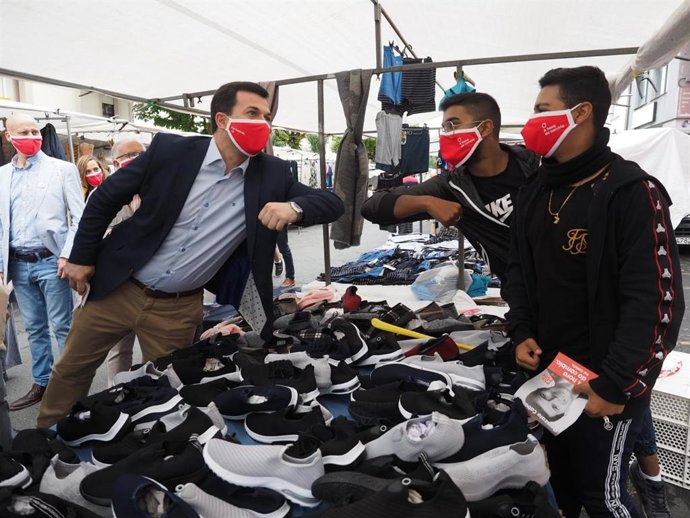 El candidato del PSdeG a la Presidencia de la Xunta, Gonzalo Caballero, visita la feria de Ordes (A Coruña)