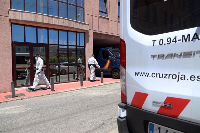 Agentes de la Policía Nacional equipados con Equipos de Protección Individual (EPI), custodian a los 83 usuarios que están infectados de COVID-19 en una de las sede de Cruz Roja en calle Elena Soriano de la capital. En Málaga, a 25 de junio de 2020.