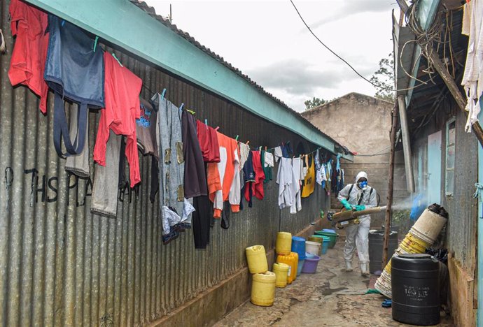 Labores de desinfección durante la pandemia en un barrio chabolista en Nairobi