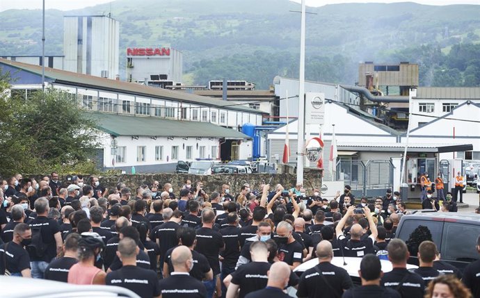 Trabajadores de Nissan Barcelona ante la fábrica de la compañía en Los Corrales de Buelna, Cantabria (España)