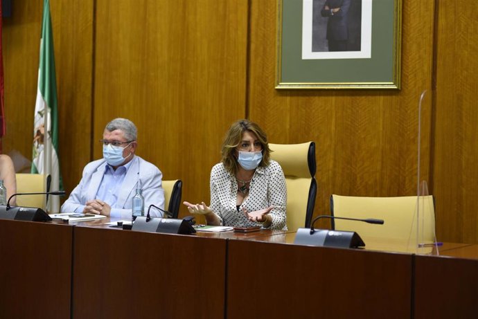 La secretaria general del PSOE-A, Susana Díaz, durante la reunión con los cinco sindicatos que forman parte de la Mesa Sectorial de Salud de Andalucía: CCOO, UGT, CSIF, SMA y Satse