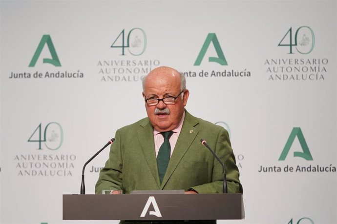 El consejero de Salud y Familias de la Junta de Andalucía, Jesús Aguirre, en rueda de prensa.