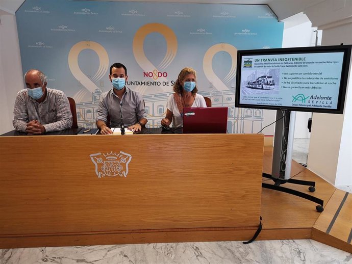 El portavoz de Adelante, Daniel González Rojas, en la rueda de prensa en la que ha presentado una "batería" de alegaciones a la ampliación del tranvía por "insostenible e innecesaria", entre otras razones.