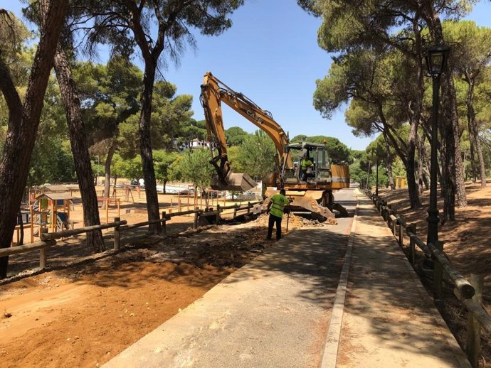 La vía, levantada por la raíces de los árboles, está en pleno Parque de Oromana y su arreglo era una iniciativa muy demandada por ser el único acceso al Hotel Oromana y uno de los que llevan a la zona de juegos infantiles.