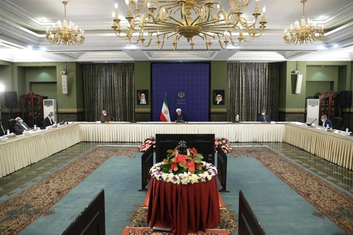 Hasán Rohani preside una reunión del comité que supervisa la lucha contra el coronavirus