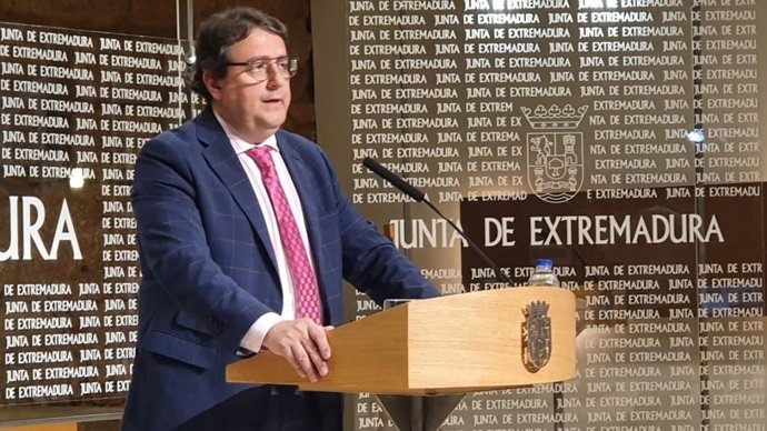 El vicepresidente segundo y consejero de Sanidad y Servicios Sociales, José María Vergeles, en rueda de prensa