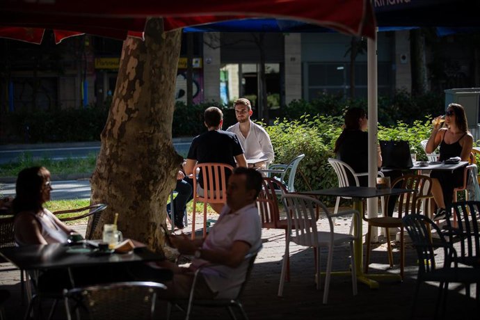 Varias personas disfrutan en la terraza de un bar durante el segundo día de la reapertura al público de las terrazas al aire. En Barcelona, Catalunya (España) a 26 de mayo de 2020.