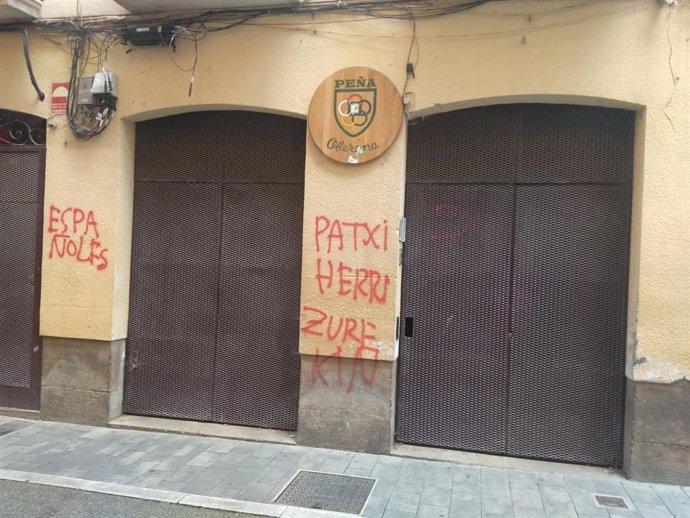 Pintadas aparecidas en la sede de la Peña Oberena de Pamplona a favor del preso de ETA Patxi Ruiz.