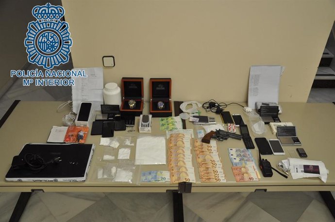 En la operación de la Policía Nacionalo en Morón se han intervenido 250 gramos de cocaína, diez teléfonos móviles de última generación,  ordenadores portátiles y 1440 euros en efectivo, entre otros efectos