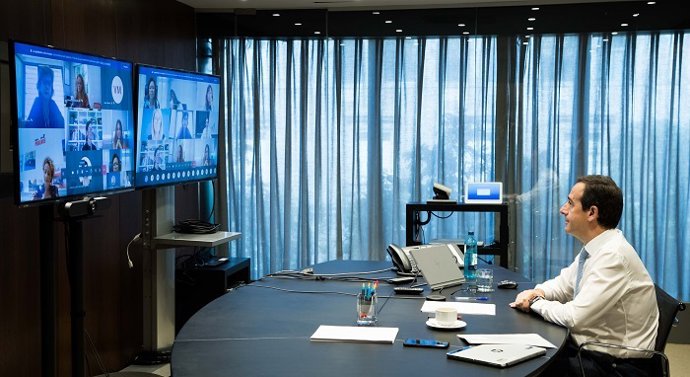 El consejero delegado de CaixaBank, Gonzalo Gortázar, inaugura la 'Comunidad Mujer Empresaria CaixaBank'