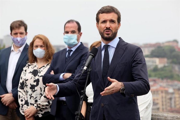 El presidente del PP, Pablo Casado (1d), durante su intervención junto al candidato de la coalición PP+C's a lehendakari, Carlos Iturgaiz 
