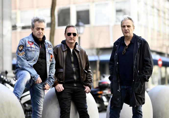 (I-D) El guitarrista, Rafael Muñoz; el vocalista y bajista, David Summers; y el guitarrista, Daniel Mezquita, miembros del grupo Hombrea G, posan para la entrevista con Europa Press. 