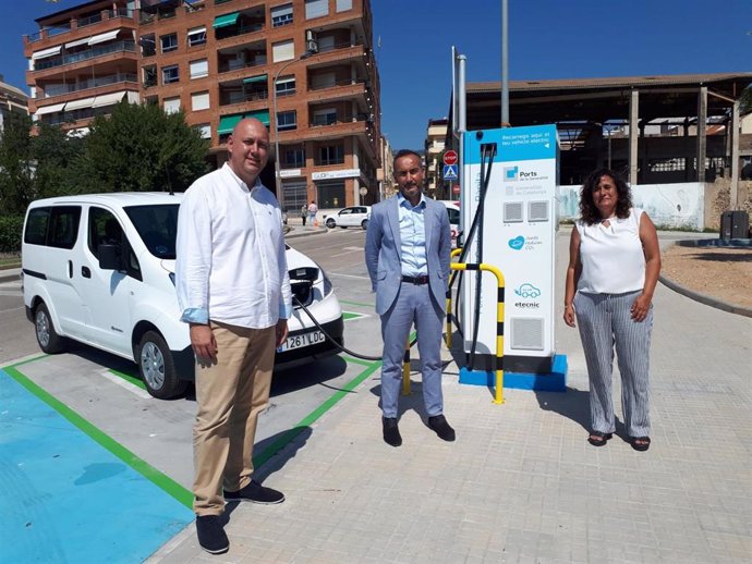 Presentación de uno de los puntos de recarga para coches eléctricos en los puertos de l'Ebre en Sant Carles de la Rpita