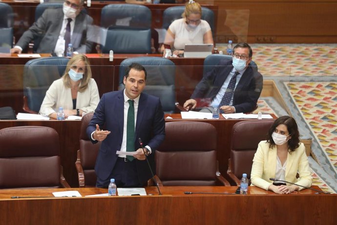El vicepresidente de la Comunidad de Madrid, Ignacio Aguado (i), interviene en la Asamblea de Madrid junto a la presidenta, Isabel Díaz Ayuso (d), durante una sesión plenaria en la Asamblea de Madrid, en Madrid (España), a 25 de junio de 2020.