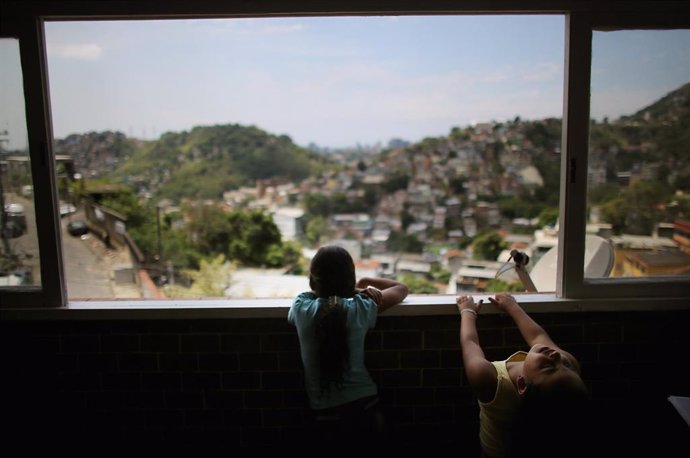 Favela en Rio de Janeiro, Brasil (Imagen de archivo)
