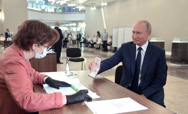 El presidente de Rusia, Vladimir Putin, votando en el referéndum constitucional