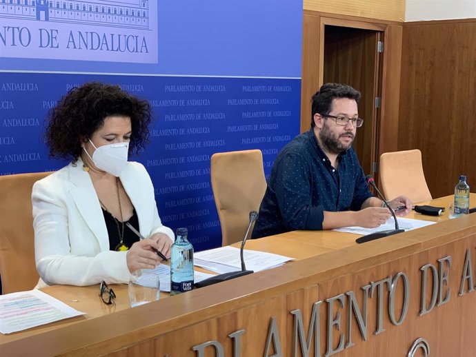 El portavoz adjunto de Adelante Andalucía en el Parlamento andaluz, José Ignacio García, en rueda de prensa junto a la parlamentaria Maribel Mora.