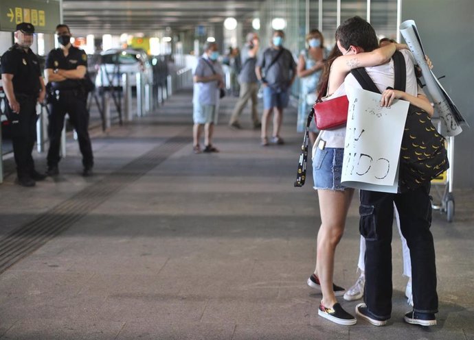 Dos jóvenes se abrazan en la Terminal T1 del Aeropuerto Adolfo Suárez Madrid-Barajas el día de su apertura