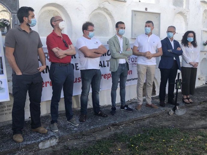 Dirigentes de IU en el cementerio de Jimena donde se han iniciado trabajos de exhumación de la fosa común