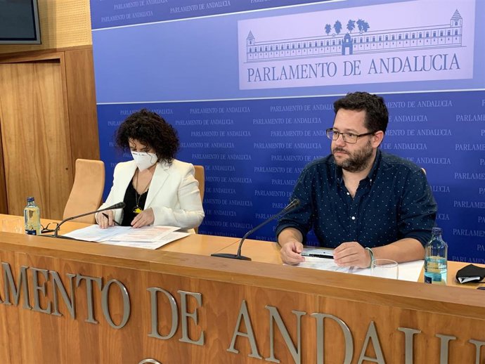 La parlamentaria de Adelante Andalucía Maribel Mora y el portavoz adjunto del grupo, José Ignacio García, en rueda de prensa en el Parlamento.
