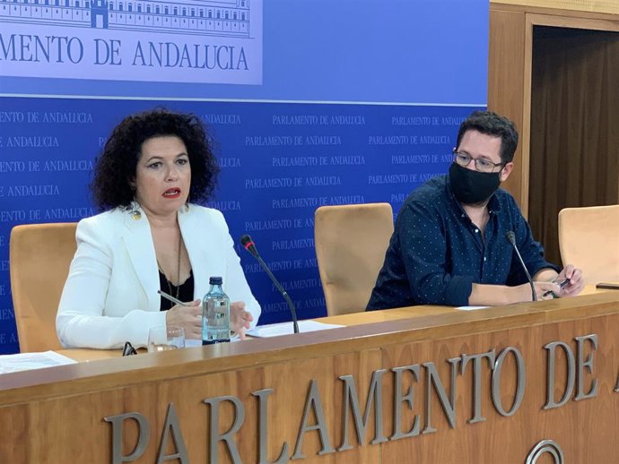 La parlamentaria de Adelante Andalucía Maribel Mora y el portavoz parlamentario adjunto, José Ignacio García, en rueda de prensa en el Parlamento.