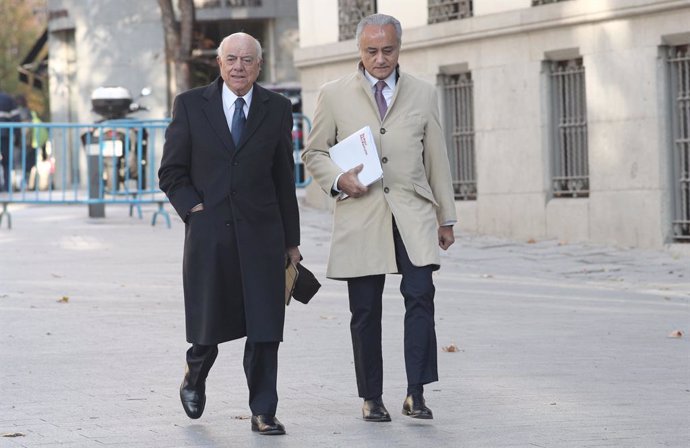 El expresidente del BBVA, Francisco González (izq), a su llegada a la Audiencia Nacional junto a su abogado, para declarar como como investigado por presuntos delitos de cohecho y revelación de secretos, en Madrid (España), a 18 de noviembre de 2019.