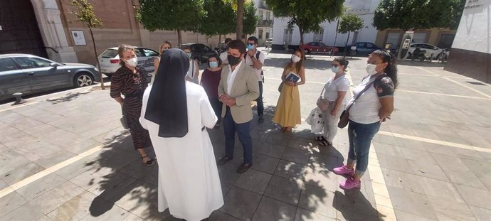 El portavoz del Grupo Popular en Sevilla, Beltrán Pérez, visita la Plaza de las Mercedarias en San Bartolomé