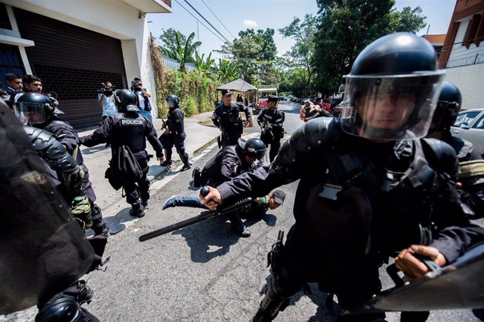 Policías antidisturbios durante una protesta contra las nuevas normas sobre el suministro de agua en San Salvador (Imagen de archivo)