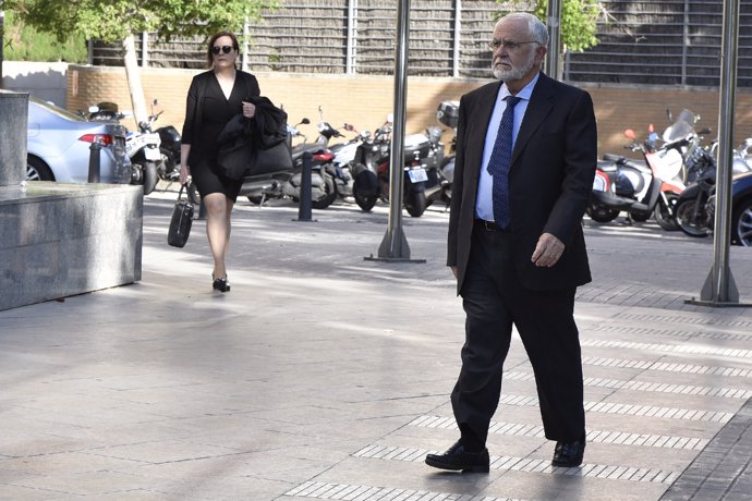 El exvicepresidente de la Generalitat Valenciana, Juan Cotino, se dirige a declarar al juzgado de Instrucción número 5 de Valencia por las presuntas irregularidades en la visita del Papa a la capital de la Comunidad Valenciana en 2006.


