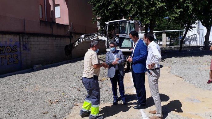 El subdelegado del Gobierno en Sevilla, Carlos Toscano, ha mantenido un encuentro con el alcalde de Lebrija (Sevilla), José Benito Barroso, en el Ayuntamiento de la localidad , donde han revisado las inversiones y ayudas públicas del Ejecutivo Central