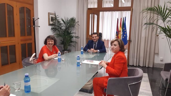 García (dcha.) en su encuentro con Bellido (centro), acompañada por Valenzuela (izda.)