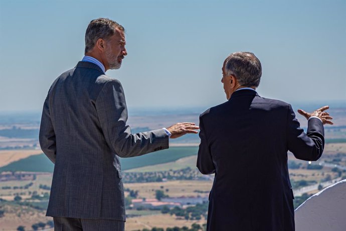 (E-D) El rei Felip VI parla amb el president de Portugal, Marcelo Rebelo de Sousa, a l'Alcazaba de Badajoz.