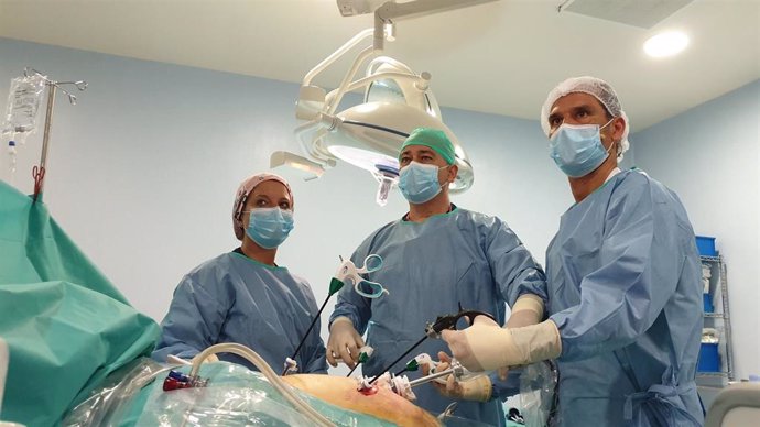 El equipo de Obesidad de Quirónsalud Málaga realiza con éxito una sesión online con cirugía en directo