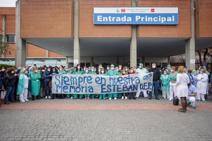 Sanitarios del Hospital Severo Ochoa de Leganés sujetan una pancarta en la que se lee 'Siempre en nuestra memoria, Esteban'