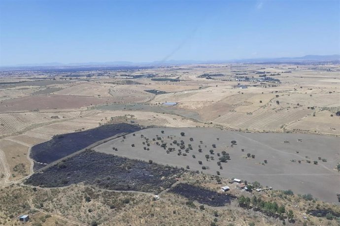 Imagen aérea de la zona afectada por el incendio en Alcaracejos.