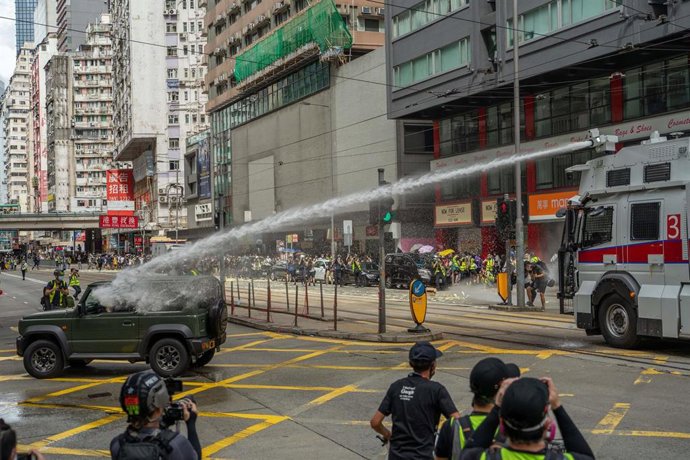 Cañones de agua contra los manifestantes en Hong Kong