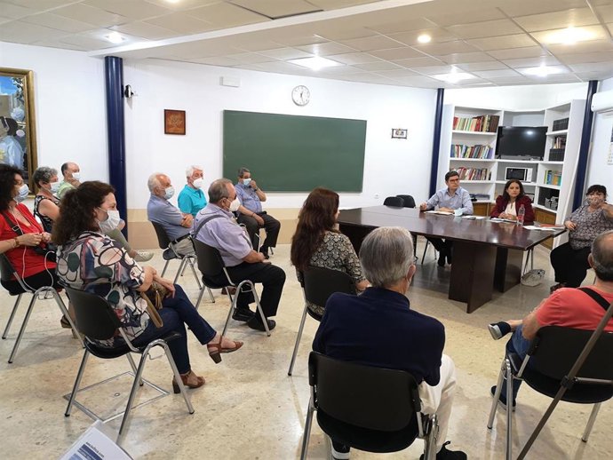 Pimentel con vecinos de la Macarena