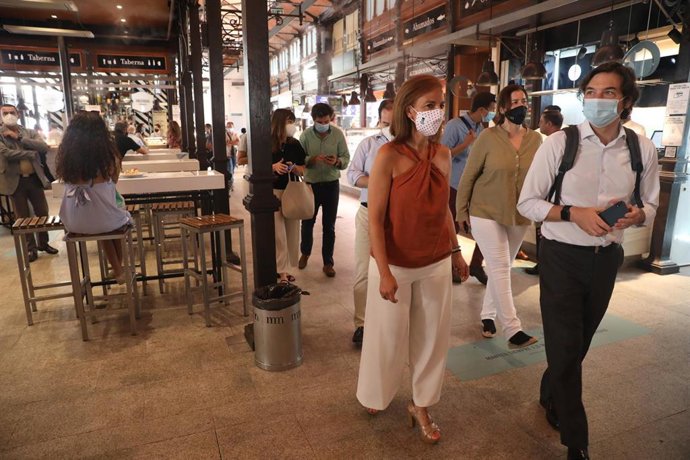 La gerente del Mercado de San Miguel, Sandra Acevedo y la concejala delegada de Turismo, Almudena Maíllo 