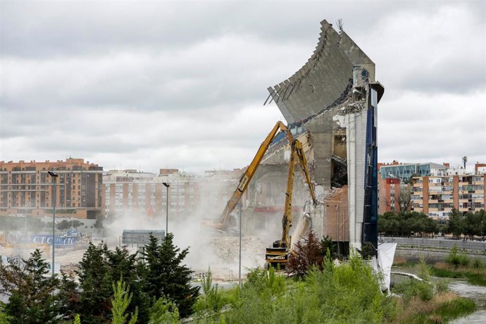 Una demoledora derriba la última pared del estado Vicente Calderón.