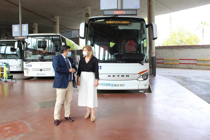 El delegado de Fomento, Infraestructuras, Ordenación del Territorio, Cultura y Patrimonio Histórico en Huelva, José Manuel Correa, en la estación de autobuses de Huelva.