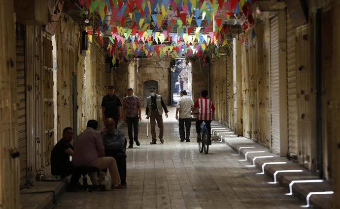 Tiendas cerradas en la ciudad cisjordana de Nablús durante el confinamiento a causa del coronavirus