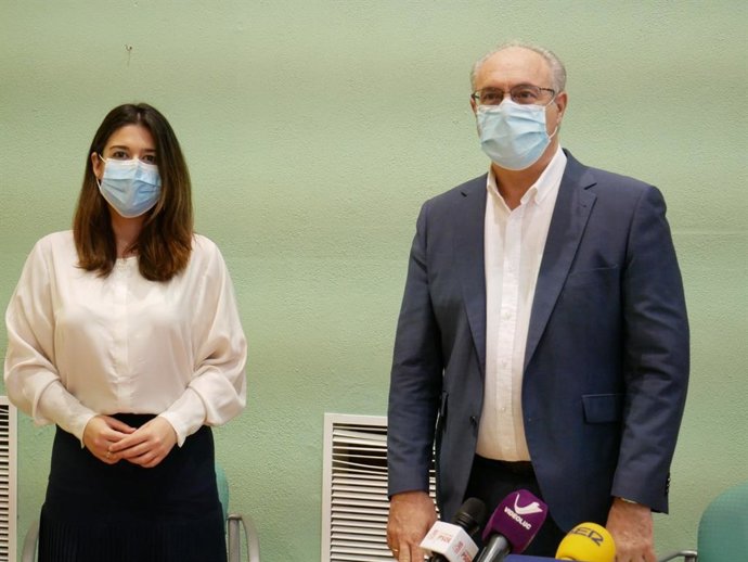 Teresa Alonso y Juan Pablo Durán en la sede del PSOE de Lucena.