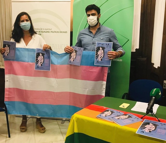 La asesora de programa del Centro Provincial de la Mujer en Huelva, María Martín, ha presentado esta mañana la publicación 'La salud de mujeres trans: reconociendo la diversidad'.