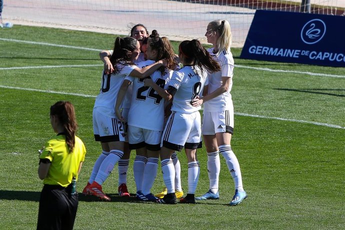 Las jugadoras del CD Tacón celebran un gol