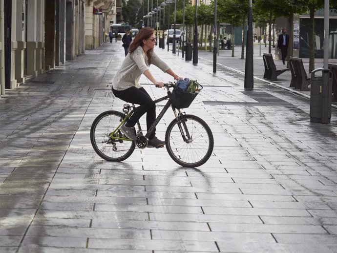 Una persona monta en bicicleta durante el día 94 del Estado de Alarma, en Pamplona