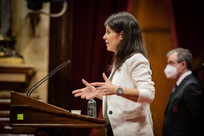 La secretria general adjunta i portaveu d'ERC, Marta Vilalta, en el ple del Parlament sobre la gestió del coronavirus.