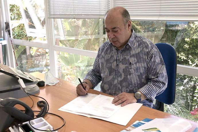 El vicepresidente ejecutivo de la Mancomunidad de Islantilla, Francisco Zamudio, firma el convenio de colaboracion con RTVA.